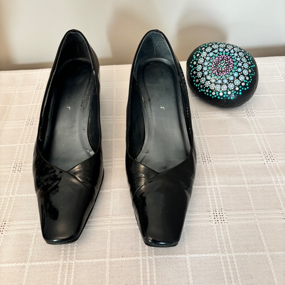 MR SEYMOUR by Stuart Weitzman Women's Black Patent Shoes Size 8.5 - Picture 2 of 7